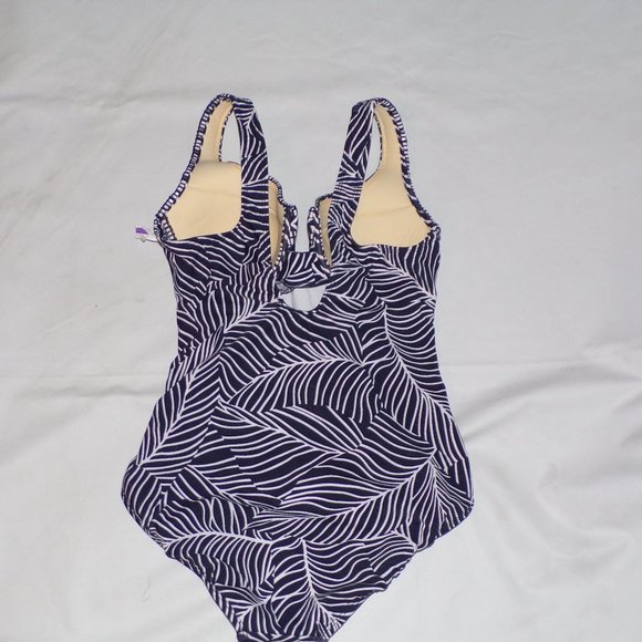 MIRACLESUIT Lush Lanai Print One Piece Swimsuit - Picture 8 of 9